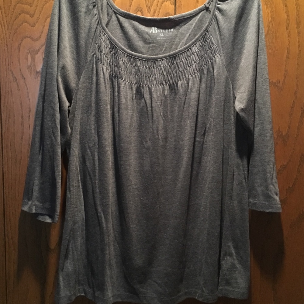 Gray 3 quarter length sleeve shirt